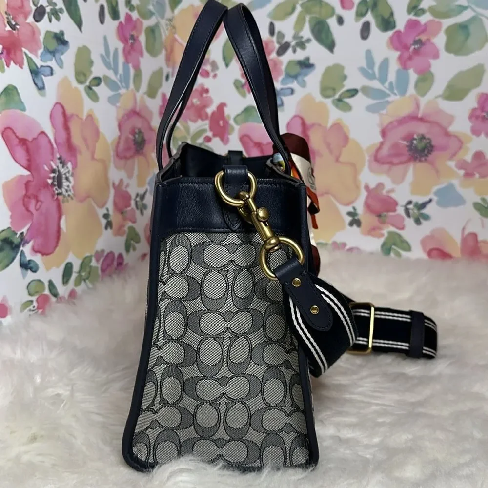 💯Authentic Coach Tote Monogram Handbag🍀